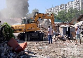 БАГЕРИТЕ ВЛИЗАТ: Бутат незаконни постройки в Шекер махала - копторите завзели цели улици