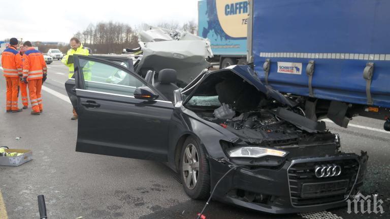 Ауди се заби в камион по завоите към Чепеларе, двама са пострадали