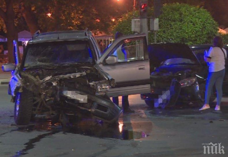 Шофьор на автобус помете две коли на червено във Варна