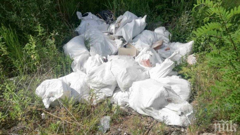 Замърсиха река Тополница, търсят на кой е боклукът