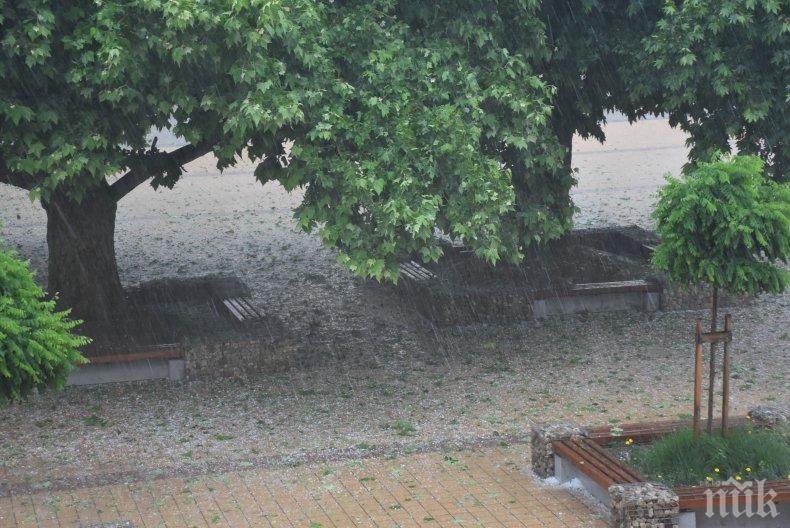 Гръмотевична буря с едра градушка удари Ловеч (СНИМКИ)