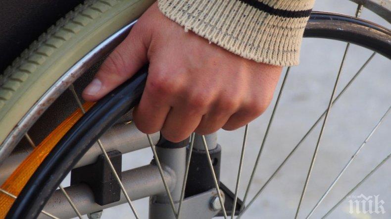 ЖЕСТОК ЖИВОТ: Инвалид живее в спирка в Пловдив