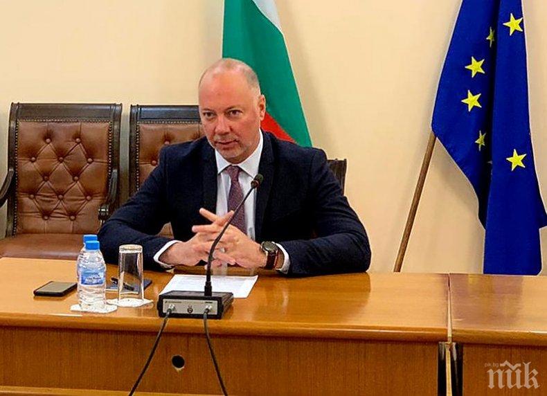 Росен Желязков: Търсим общ подход за засегнатите фирми от автобусния сектор

 