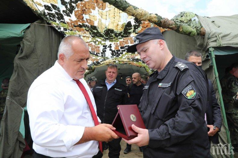 Премиерът Борисов сред военните: Планираното увеличение на заплатите ще остане, въпреки страховитата световна криза (ВИДЕО)
