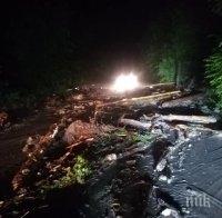 Свлачище затвори пътя Орешак-Черни Осъм