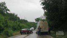 Линейка на видинската Спешна помощ се удари челно в бус край Арчар