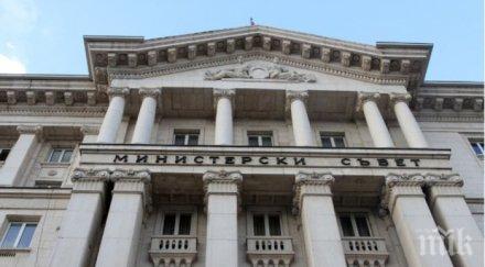 държавните служители трети месец без допълнителни пари