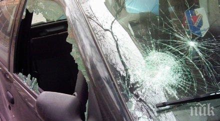 арестуваха тийнейджър потрошена камъни кола