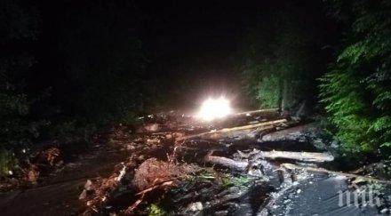 свлачище затвори пътя орешак черни осъм