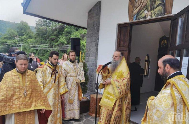 Даниела Дариткова отиде за освещаването на православен храм в Брезе (СНИМКИ)