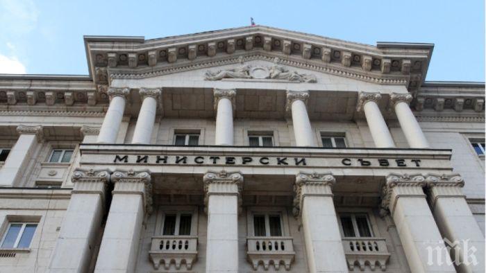 Държавните служители трети месец без допълнителни пари