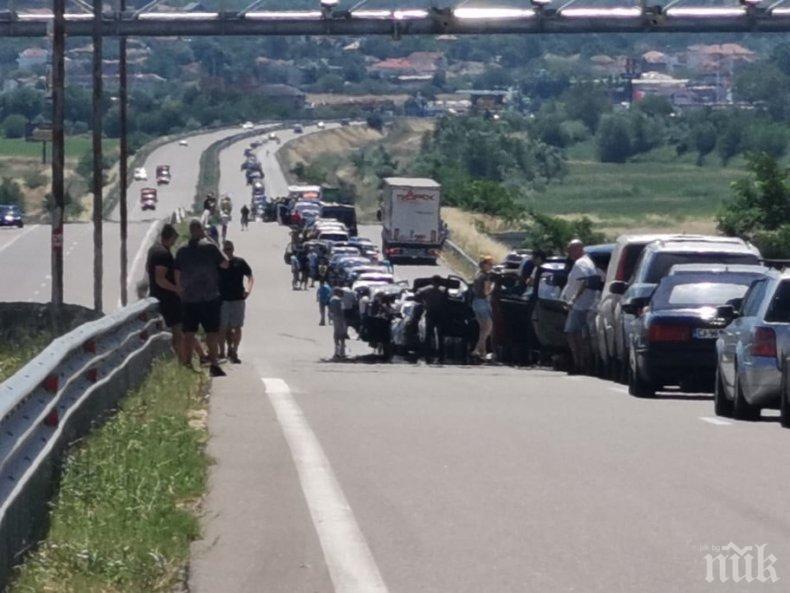 Румънци и сърби задръстват КПП Кулата. Гърция не допуска пътуващи от Сърбия на територията си - връща ги, но те остават на пътя