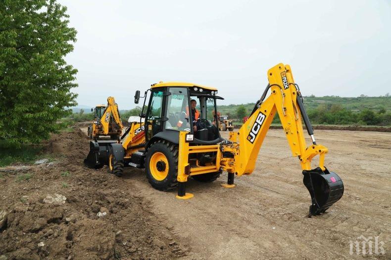 ПЪРВА КОПКА: Пещера с нови спортни игрища