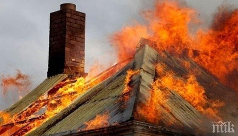 Пламна покрив на къща за гости в Приморско