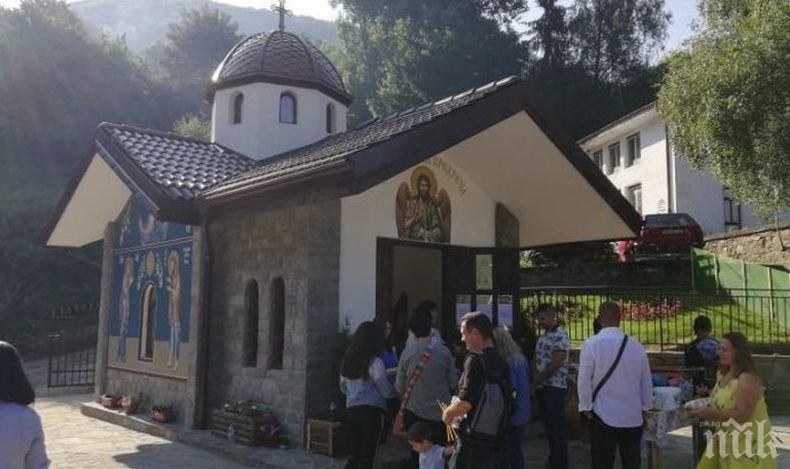 Освещават нова черква в село в Девинско