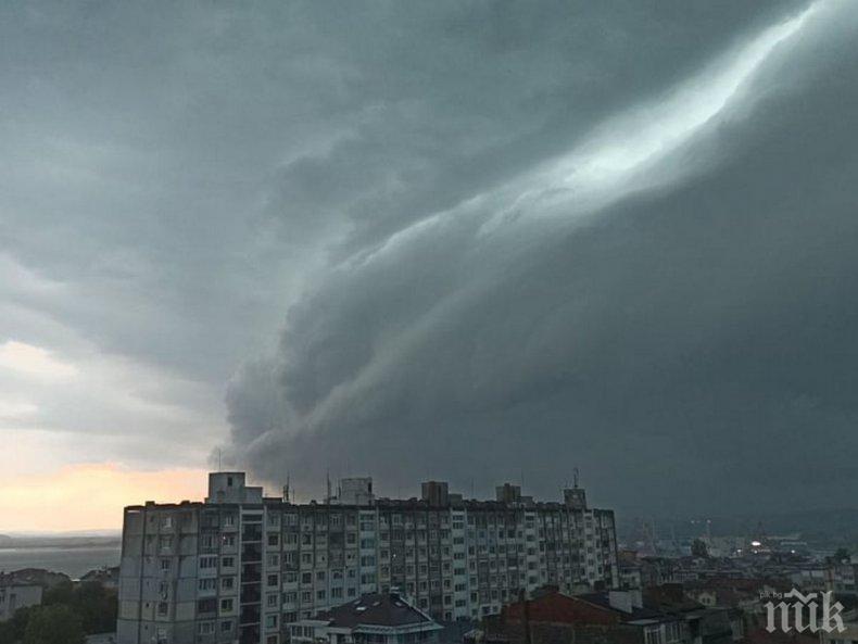 Бургас попадна в окото на циклон (СНИМКА/КАРТА)