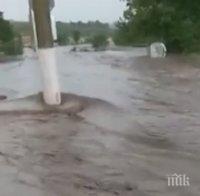 ВОДЕН АД: Пороен дъжд наводни къщи в Добричко (ВИДЕО)