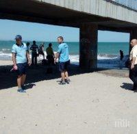 ОТ ПОСЛЕДНИТЕ МИНУТИ: Старец скочи от моста в Бургас, едва го извадиха! Побеснелият самоубиец си разби главата в парапета (СНИМКИ)