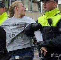 Полиция разпръсна демонстранти край статуя на офицер от колониалната епоха в Нидерландия