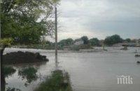 Арестуваха и евакуираха мъж, спасиха козите, кокошките и прасето му с лодка