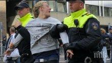 Полиция разпръсна демонстранти край статуя на офицер от колониалната епоха в Нидерландия