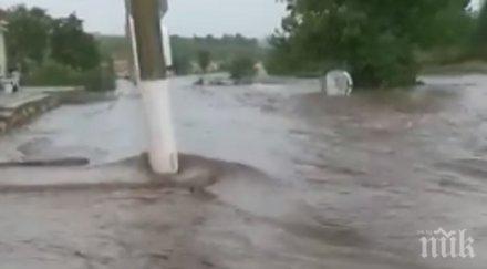 воден пороен дъжд наводни къщи добричко видео