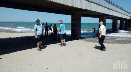 последните минути старец скочи моста бургас извадиха побеснелият самоубиец разби главата парапета снимки