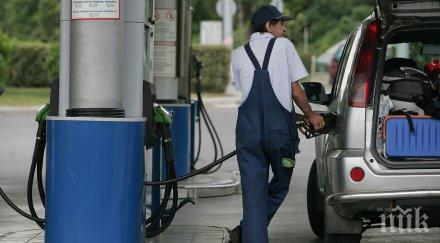 клиент зареди литра гориво плати