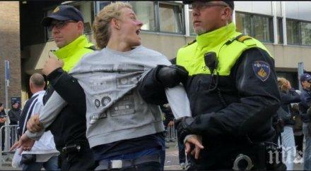 полиция разпръсна демонстранти статуя офицер колониалната епоха нидерландия