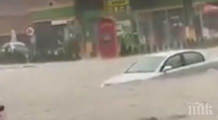 бедствие порой червен бряг автомобили останаха почти изцяло вода снимки