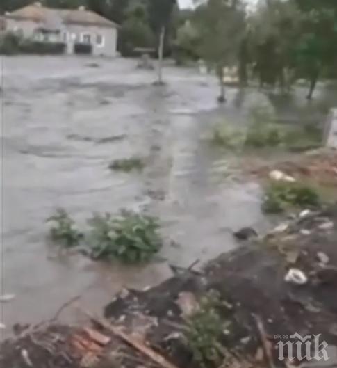 СТИХИЯ: Двуметрова вълна заля варненското село Неофит Рилски 