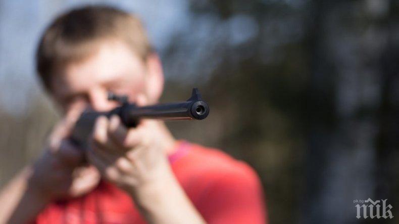 Тийнейджър стреля с пушка в окото момче