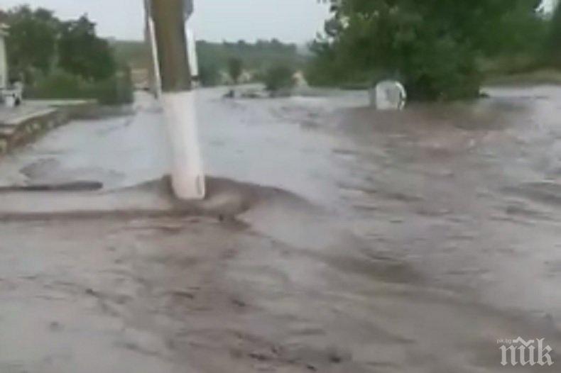 ВОДЕН АД: Пороен дъжд наводни къщи в Добричко (ВИДЕО)