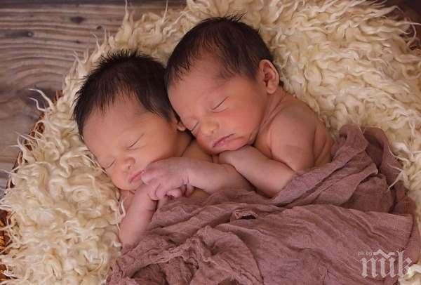 НЕВЕРОЯТНО: Жена роди близнаци с прекъсване от 10 години