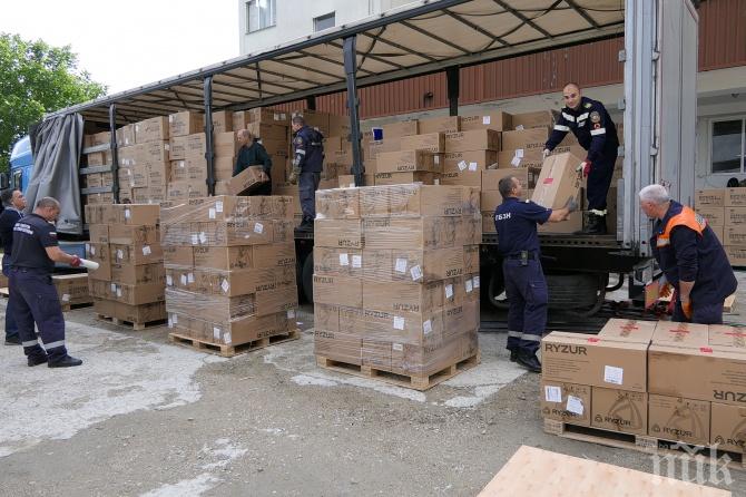 Разтоварват пратка със санитарни материали от Китай