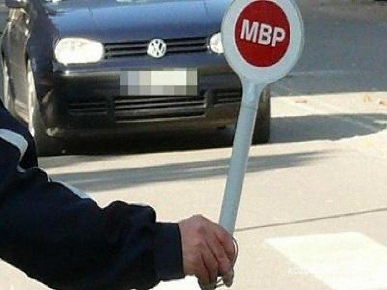 Тийнейджър без книжка избяга от полицейска проверка в гробище
