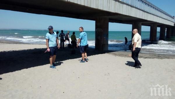 ОТ ПОСЛЕДНИТЕ МИНУТИ: Старец скочи от моста в Бургас, едва го извадиха! Побеснелият самоубиец си разби главата в парапета (СНИМКИ)