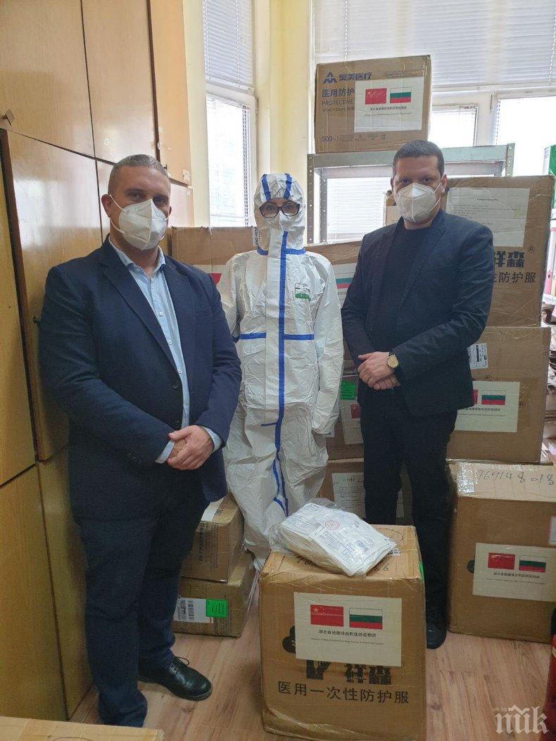 Илиан Тодоров предоставя на жителите на Софийска област дарените от Китай предпазни средства