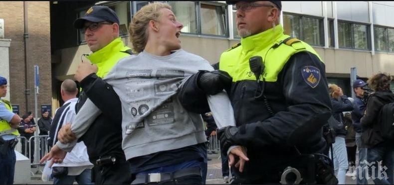 Полиция разпръсна демонстранти край статуя на офицер от колониалната епоха в Нидерландия