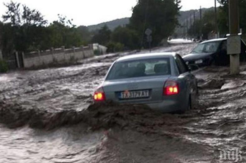 Наводнени къщи и дворове в три добрички села
