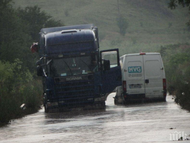 Порой потопи републикански път в Ценовско - десетки коли и камиони във водния капан (СНИМКИ)