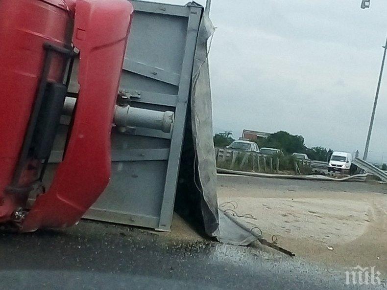 ОТ ПОСЛЕДНИТЕ МИНУТИ: ТИР се обърна на Северната тангента (СНИМКИ)