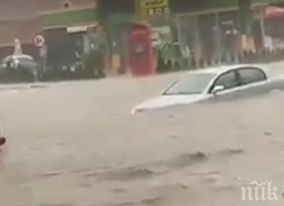 БЕДСТВИЕ: Порой в Червен бряг, автомобили останаха почти изцяло под вода (СНИМКИ) 
