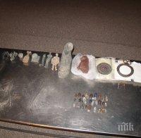 Митничари спипаха антични предмети на 