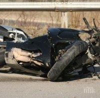 ЗЛОВЕЩО: Моторист остана на място след меле на пътя