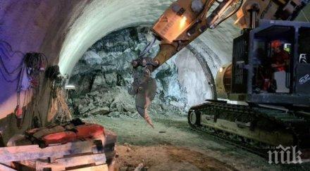 строителят тунел железница официална позиция срутването трима ранени снимки