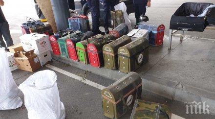 митничари спипаха голямо количество тютюн наргиле натъпкан клетки птици снимки