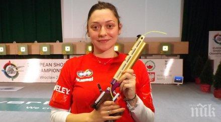 ужасно нелепо световна шампионка стрелба почина усложнение раждане