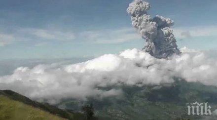 вулканът мерапи индонезия изригна два видео