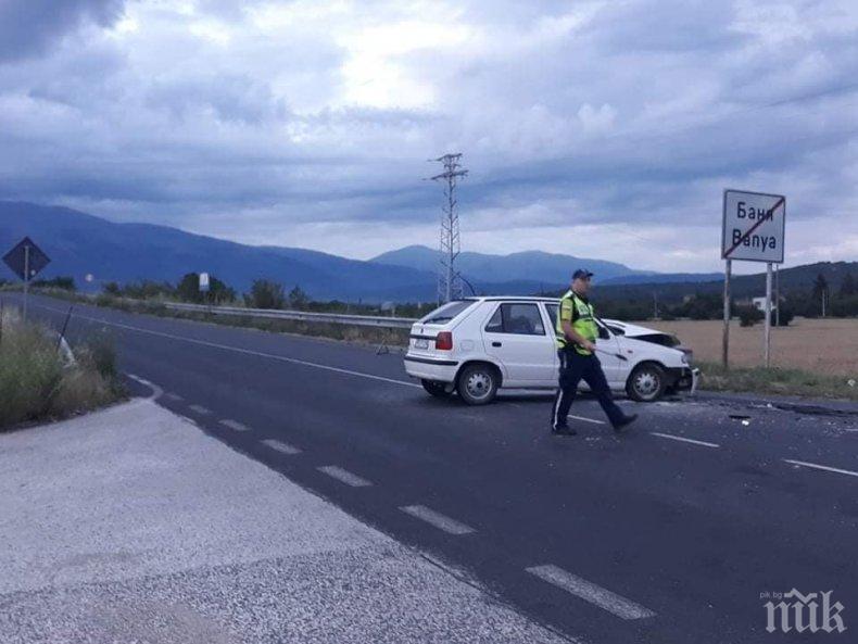 ОТ ПОСЛЕДНИТЕ МИНУТИ: Катастрофа затапи пътя към Карлово при двореца в Баня (СНИМКИ)